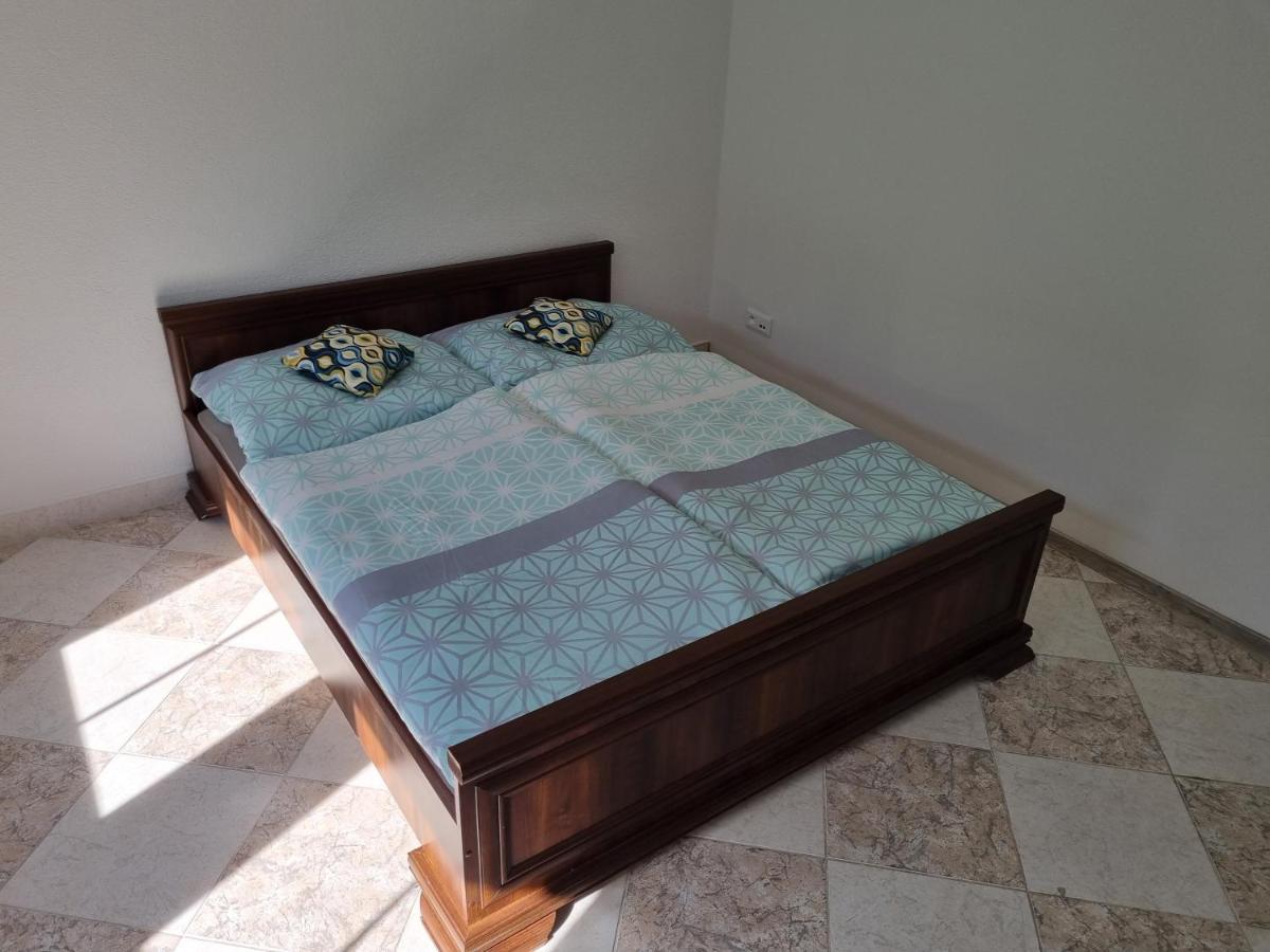 Apartman Emily Brezno Bagian luar foto
